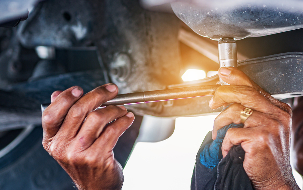 Hand,Mechanic,In,Repairing,Car,change,The,Oil