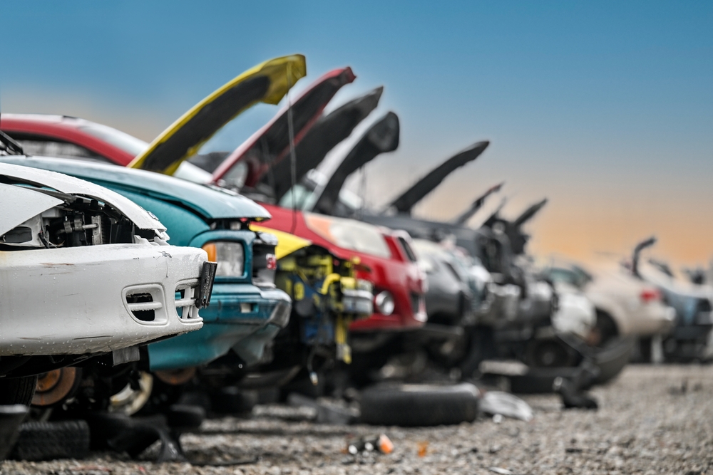 Junk,Cars,At,Auto,Parts,Salvage,Yard,In,The,City